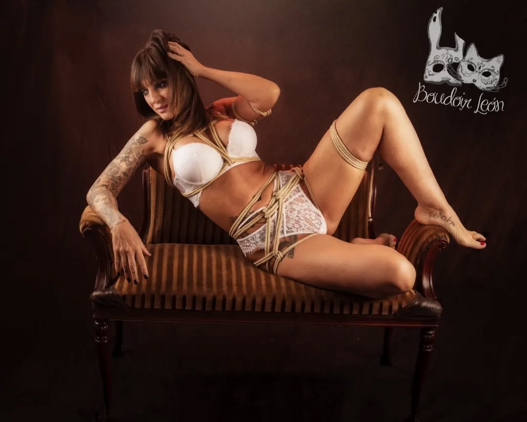Sesión boudoir erótica shibari sillón lencería blanca tatuajes — Boudoir León